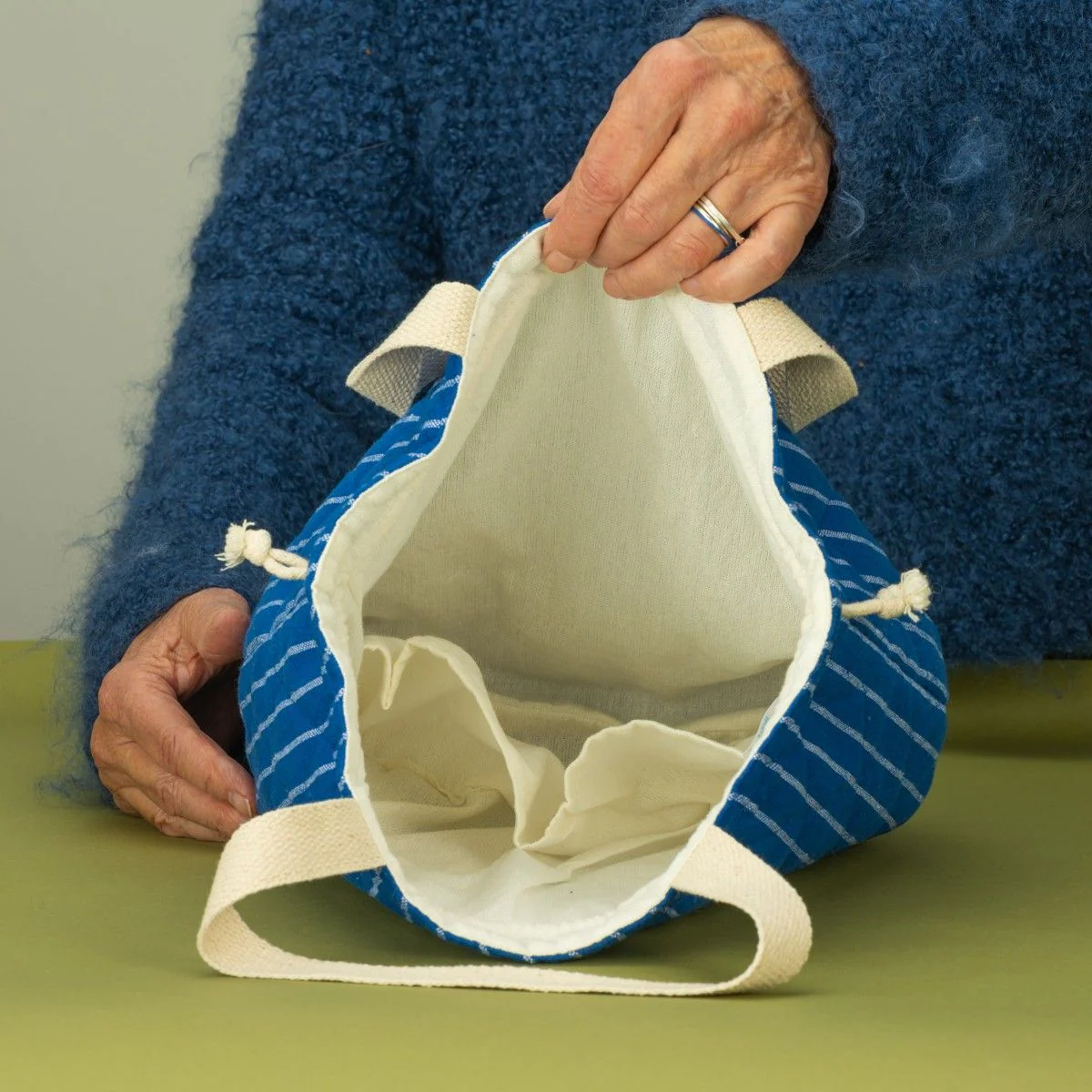 Quilted Project Bag w. Drawstring - Image 8